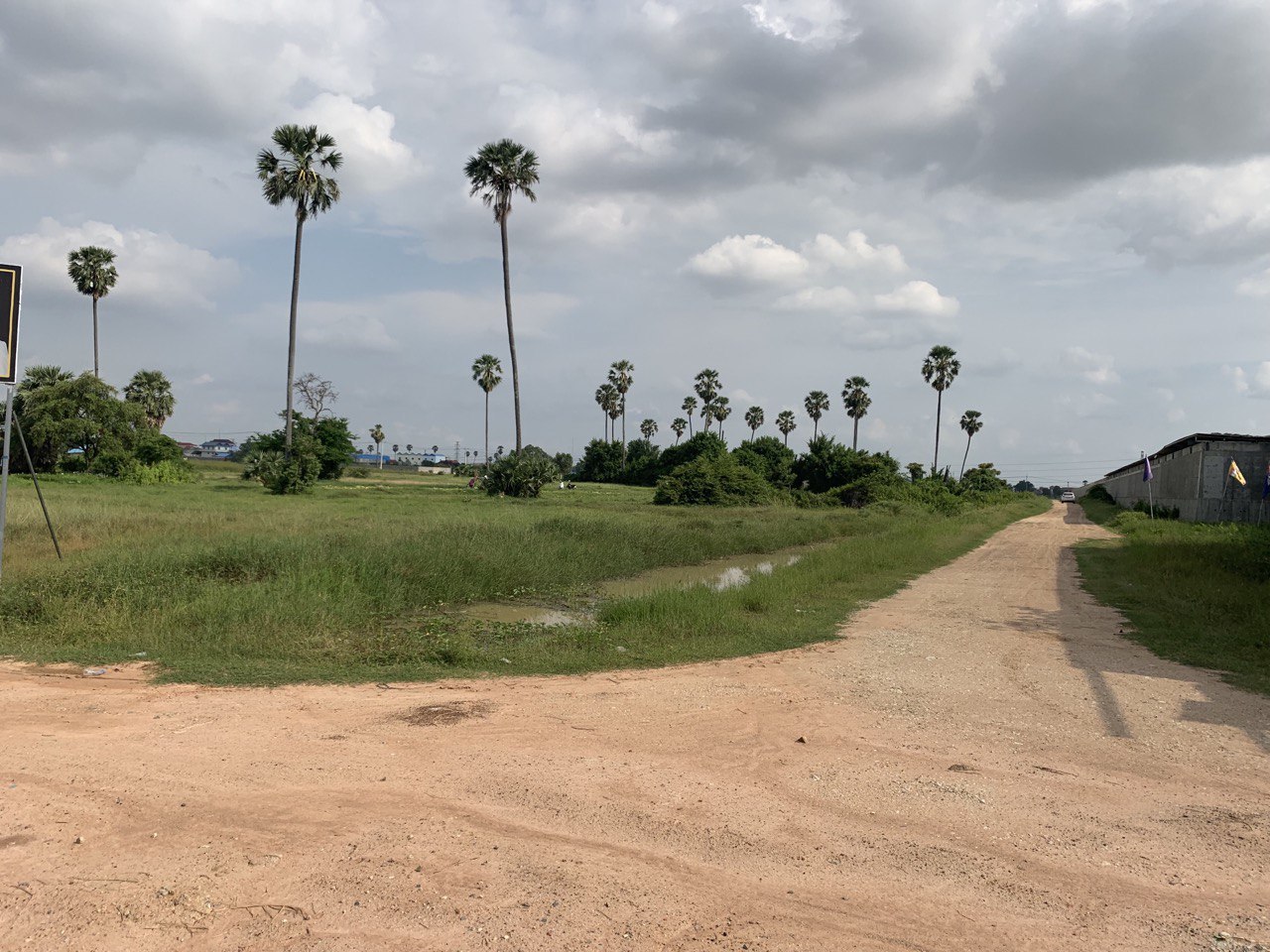ដីទំនេរសម្រាប់លក់/ Vacant land for sale