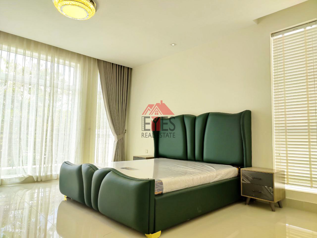 Detached-house for sale