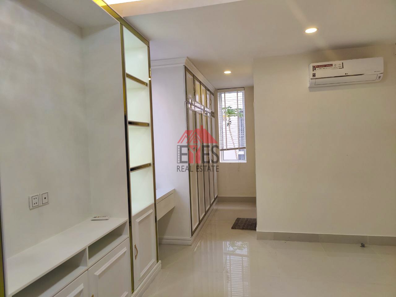 Detached-house for sale