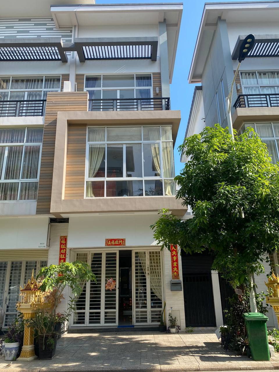 ផ្ទះល្វែងសម្រាប់​លក់