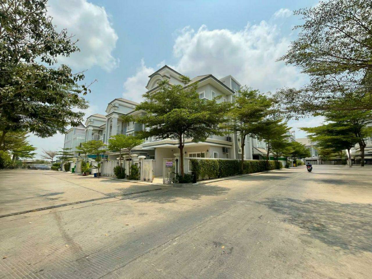 Semi-detached house for sale