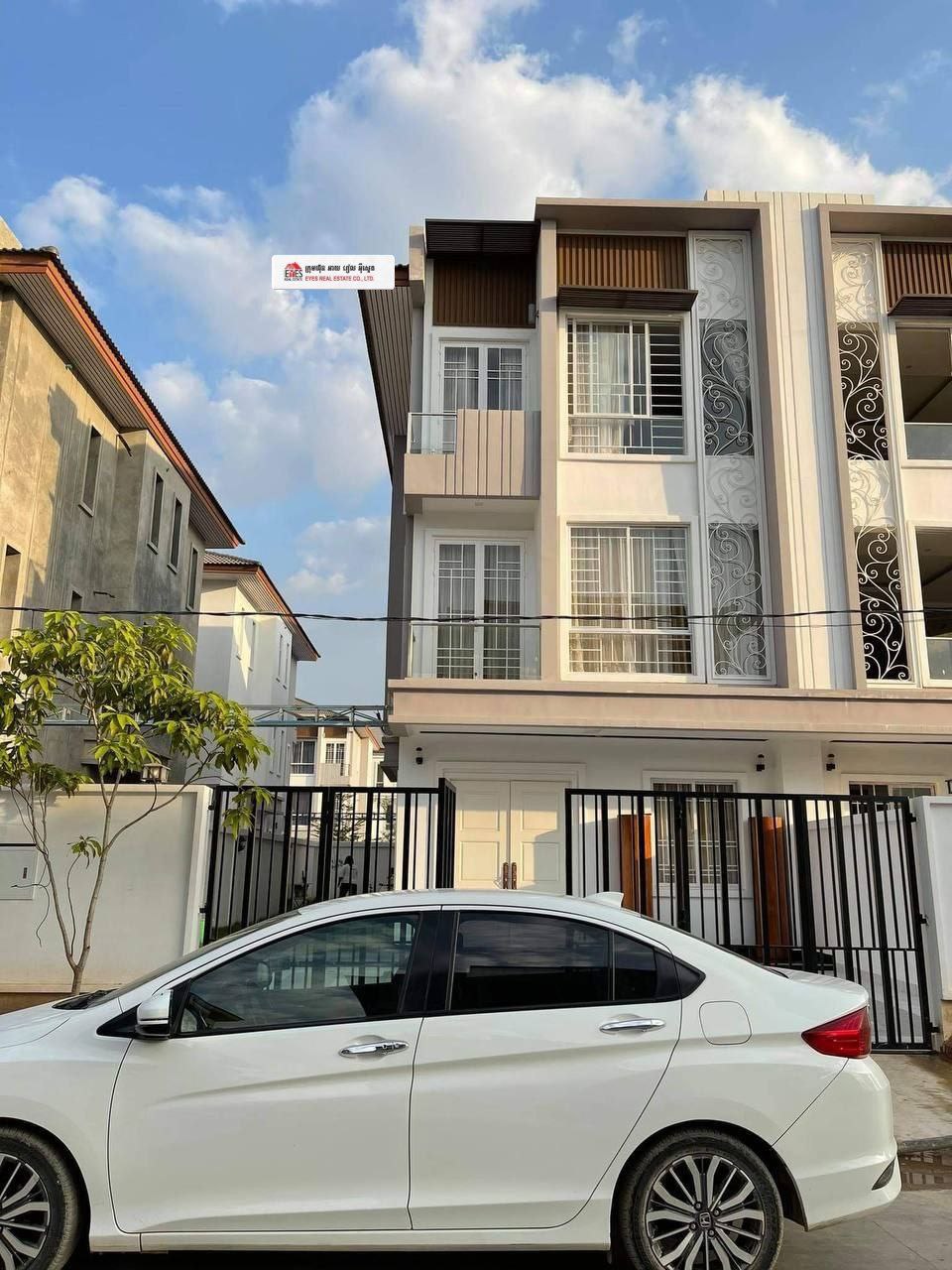 ផ្ទះវីឡាភ្លោះសម្រាប់លក់/Semi-detached house for sale