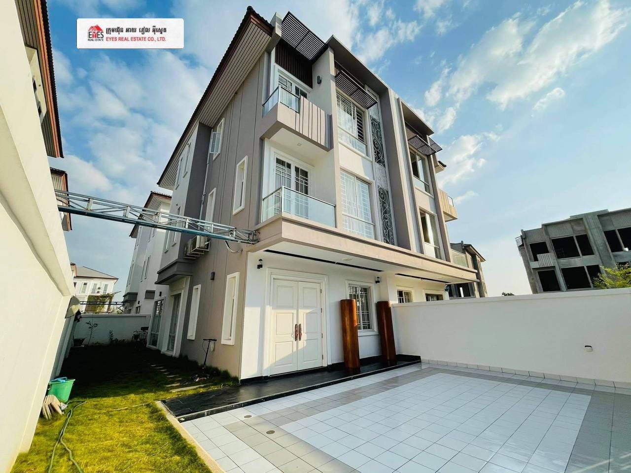 ផ្ទះវីឡាភ្លោះសម្រាប់លក់/Semi-detached house for sale