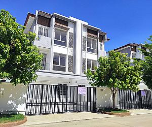Semi-detached house for sale