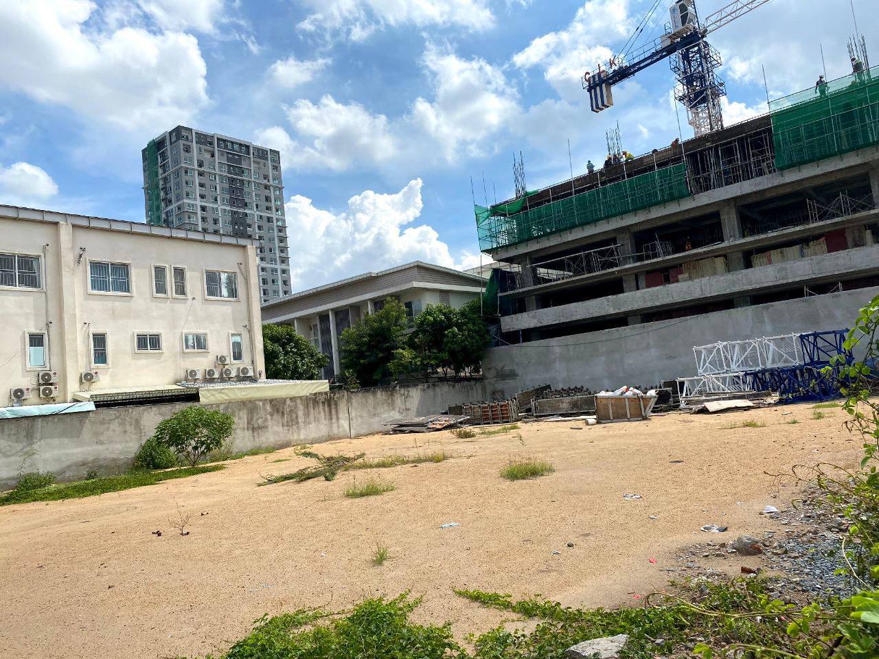 ដីទំនេរ​សម្រាប់លក់​ (Land for sale)